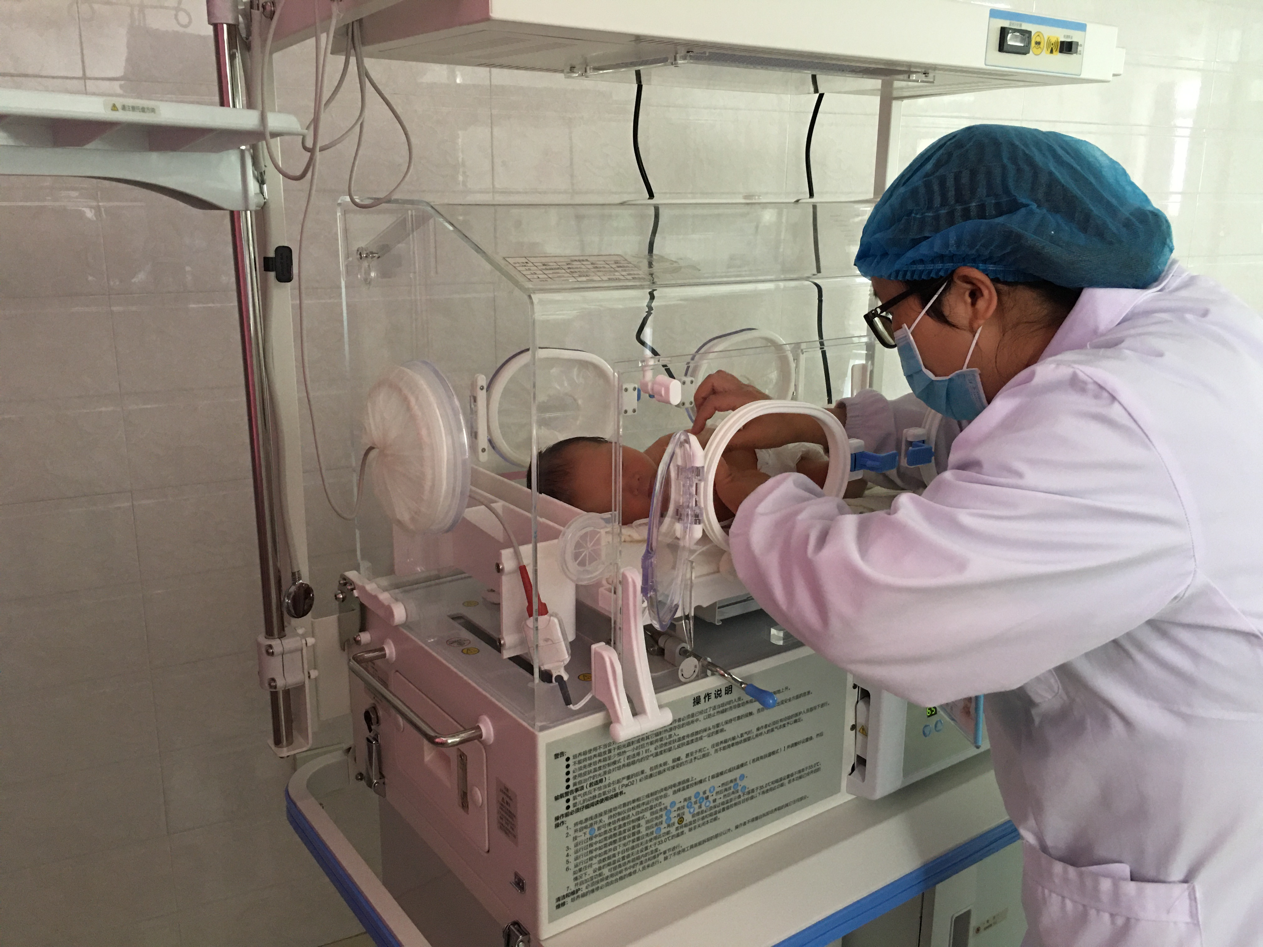 11月4日赫章县妇幼保健院收治第一例新生儿患者.JPG