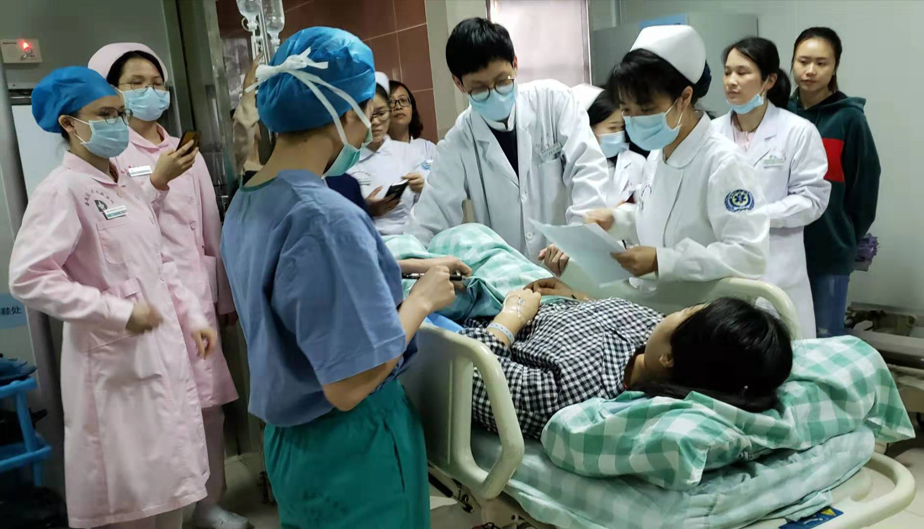 生死时速，守护有我&mdash;&mdash;我院顺利完成院外发生脐带脱垂开通绿色通道的应急演练