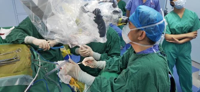 精准切除脑内&ldquo;炸弹&rdquo; 神经科医生显微镜下巧摘脑内肿瘤